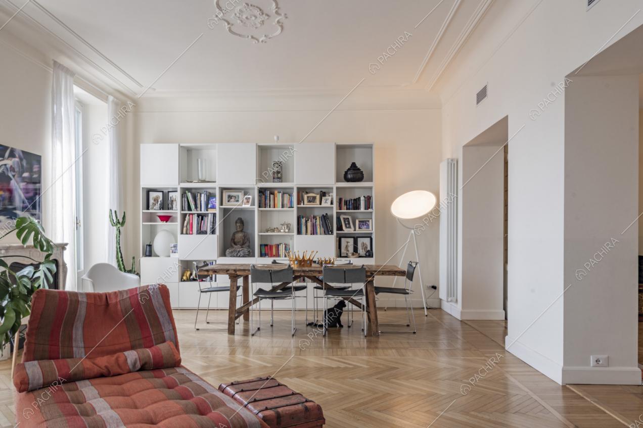 Libreria a parete e soffitti con boiserie