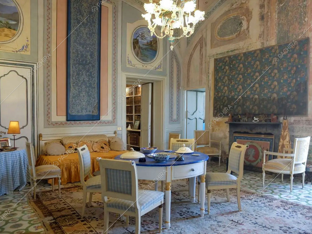 Camino nella stanza dalle nuances azzurre della villa Tanami, location in stile classico a Palermo