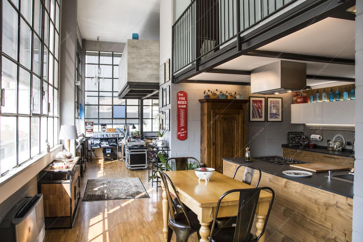 Zona cucina con tavolo da pranzo