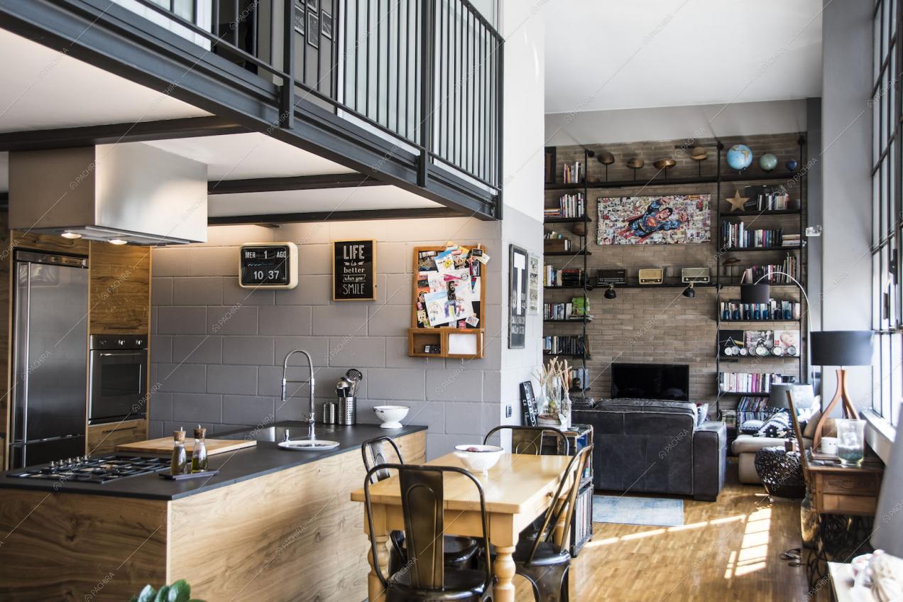 Cucina a isola, tavolo da pranzo, scorcio sulla zona living