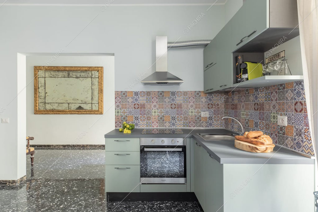 Cucina a parete dell'appartamento Crescione, location in stile contemporaneo a Roma