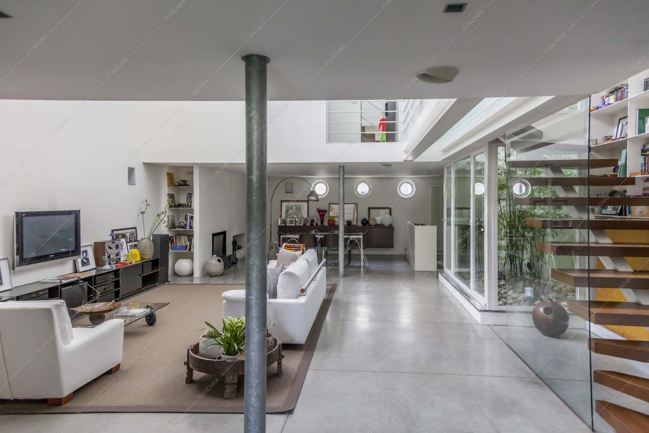 Zona living con pavimento in cemento lisciato