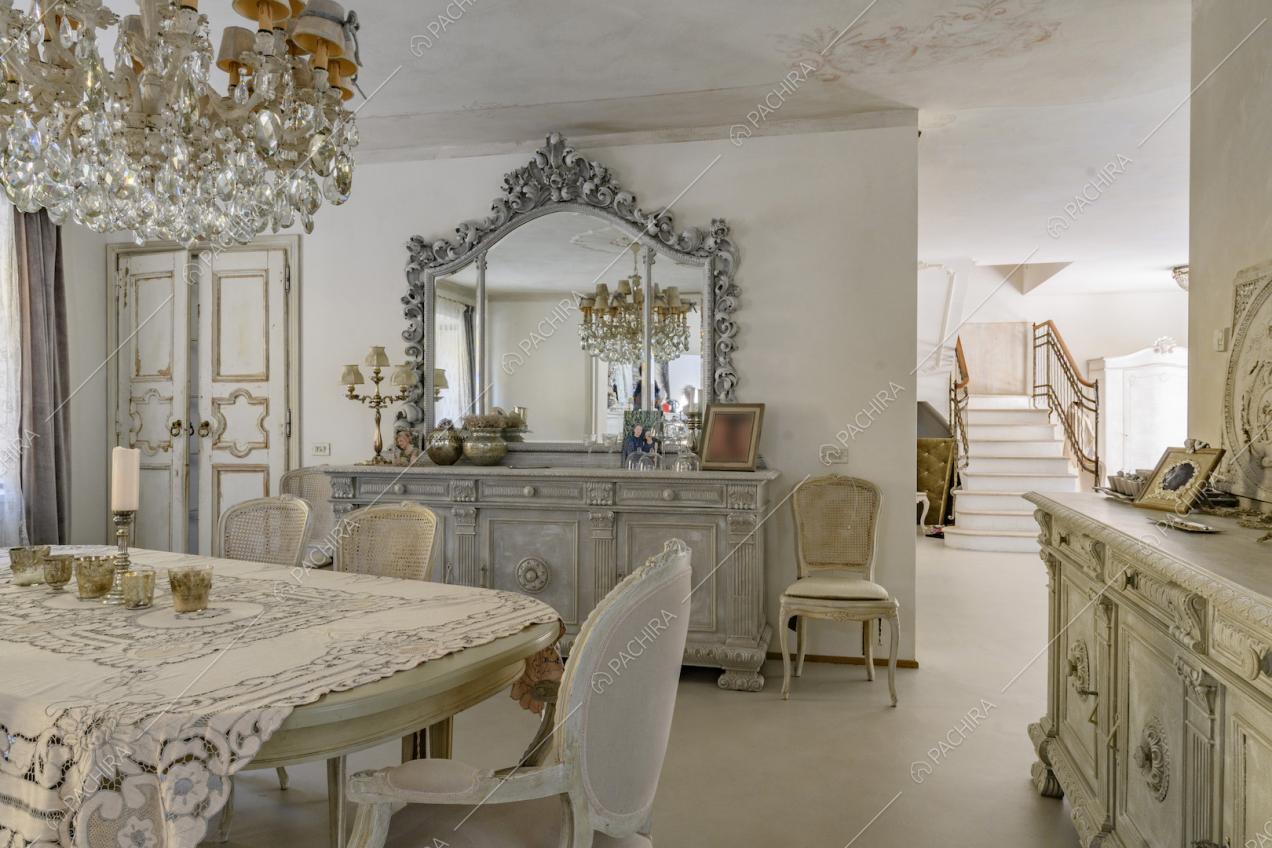 Sala da pranzo in stile shabby chic con cassettiera e specchio con cornice argento lavorata