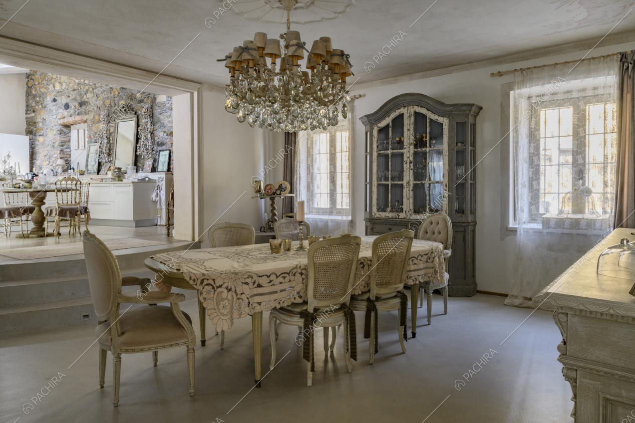 Tavolo da pranzo in stile shabby chic con pavimento in cemento lisciato