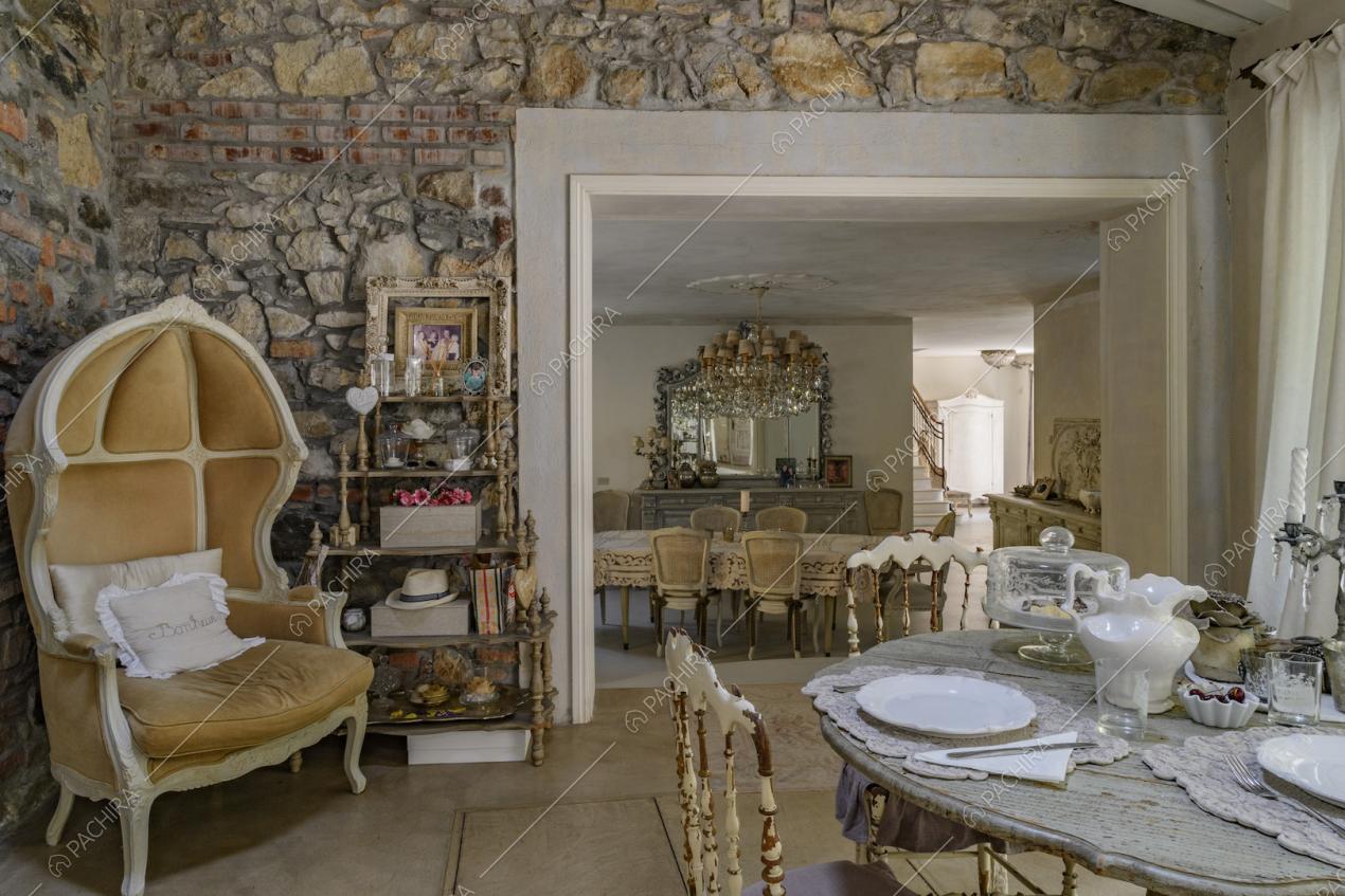 Sala da pranzo dalle pareti in pietra con vista sul tavolo da pranzo