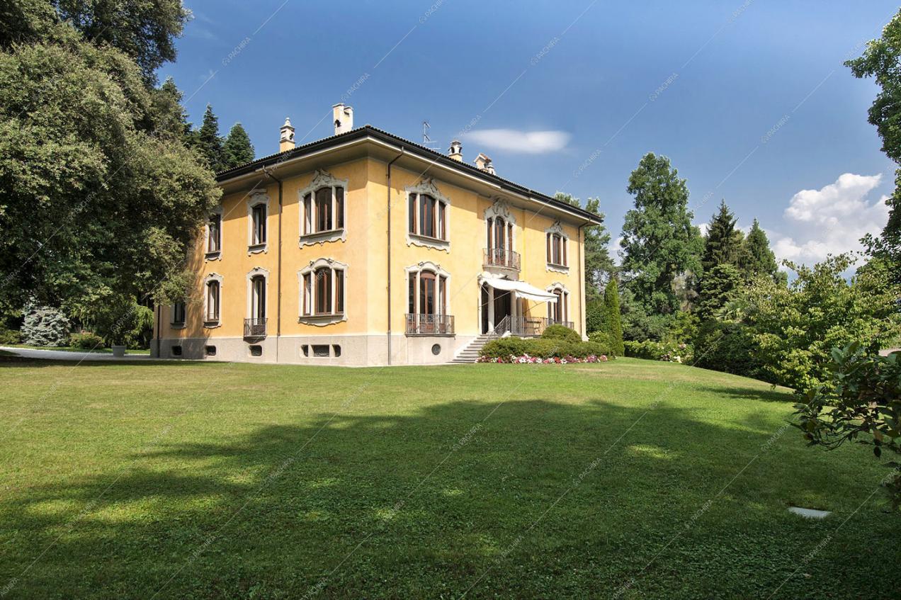 Giardino privato della villa con numerosi alberi sempreverdi
