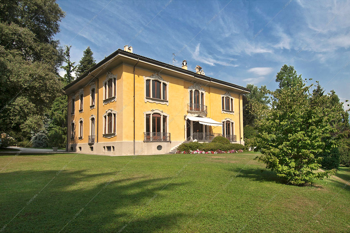 Esterni della villa su due piano e scorcio sull'ingresso con tendone