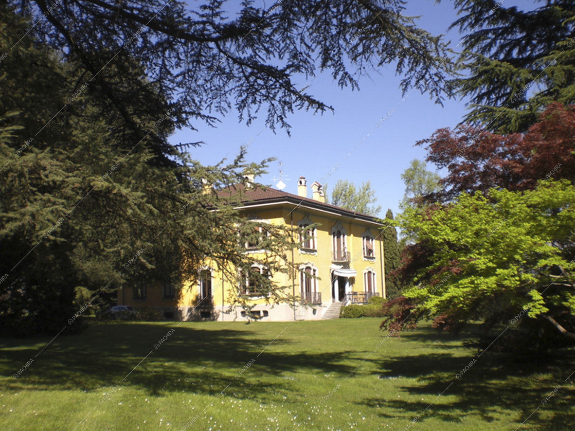 Tra i sempreverdi del parco scorcio sulla villa