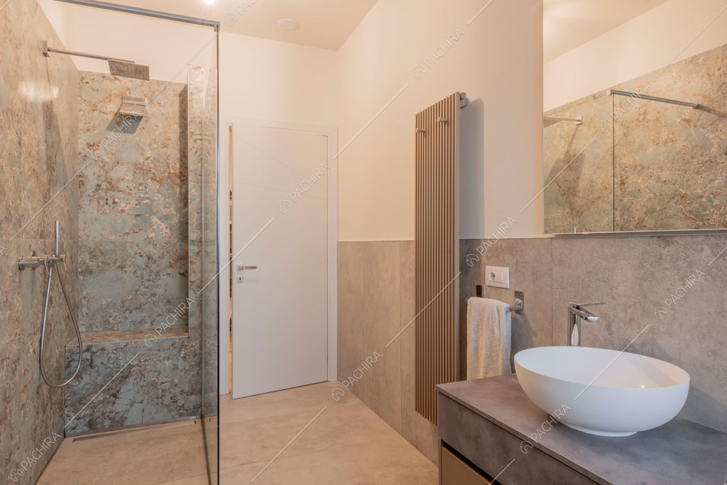Parete in marmo nel bagno della villa Eiger, location in stile moderno a Monza