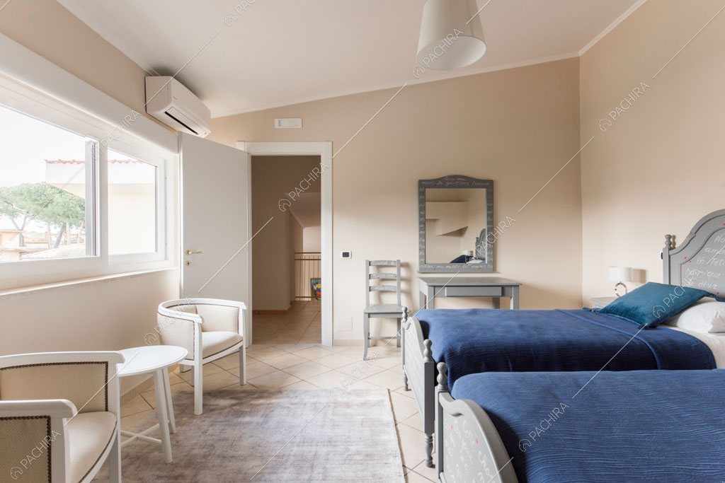 Camera da letto della villa Agnocasto, location in stile moderno a Roma