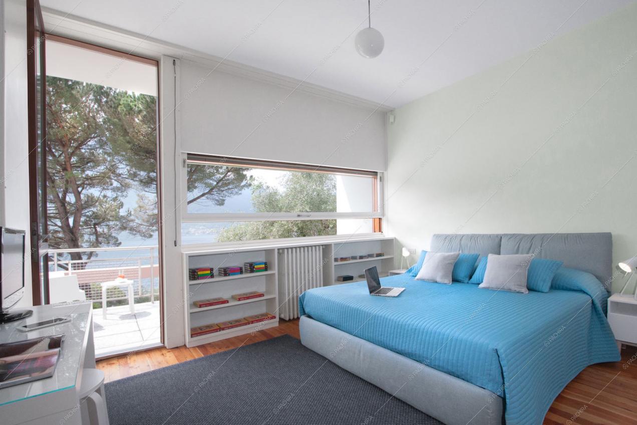 Letto matrimoniale, pavimento in parquet e balcone