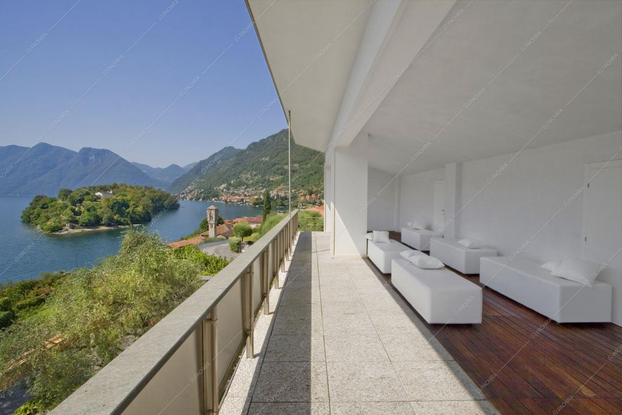 Terrazza vista lago con divani bianchi