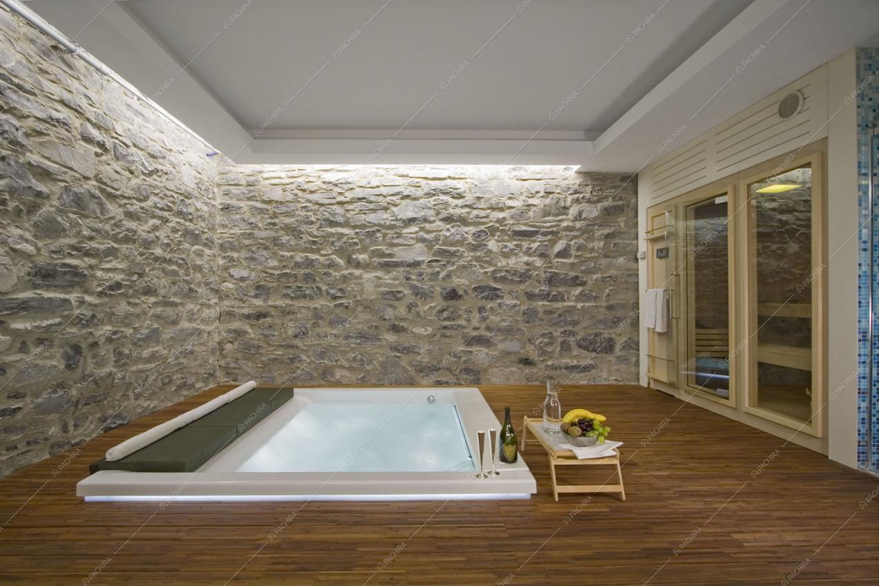 Piscina interna, scorcio sulla sauna