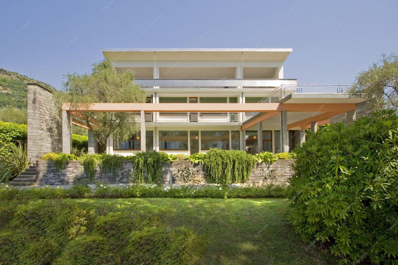 Vista dal giardino della villa