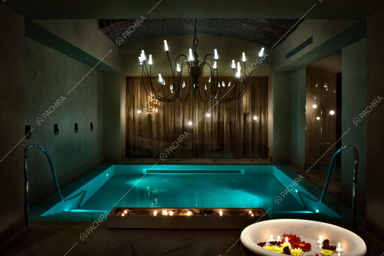 Piscina coperta illuminata