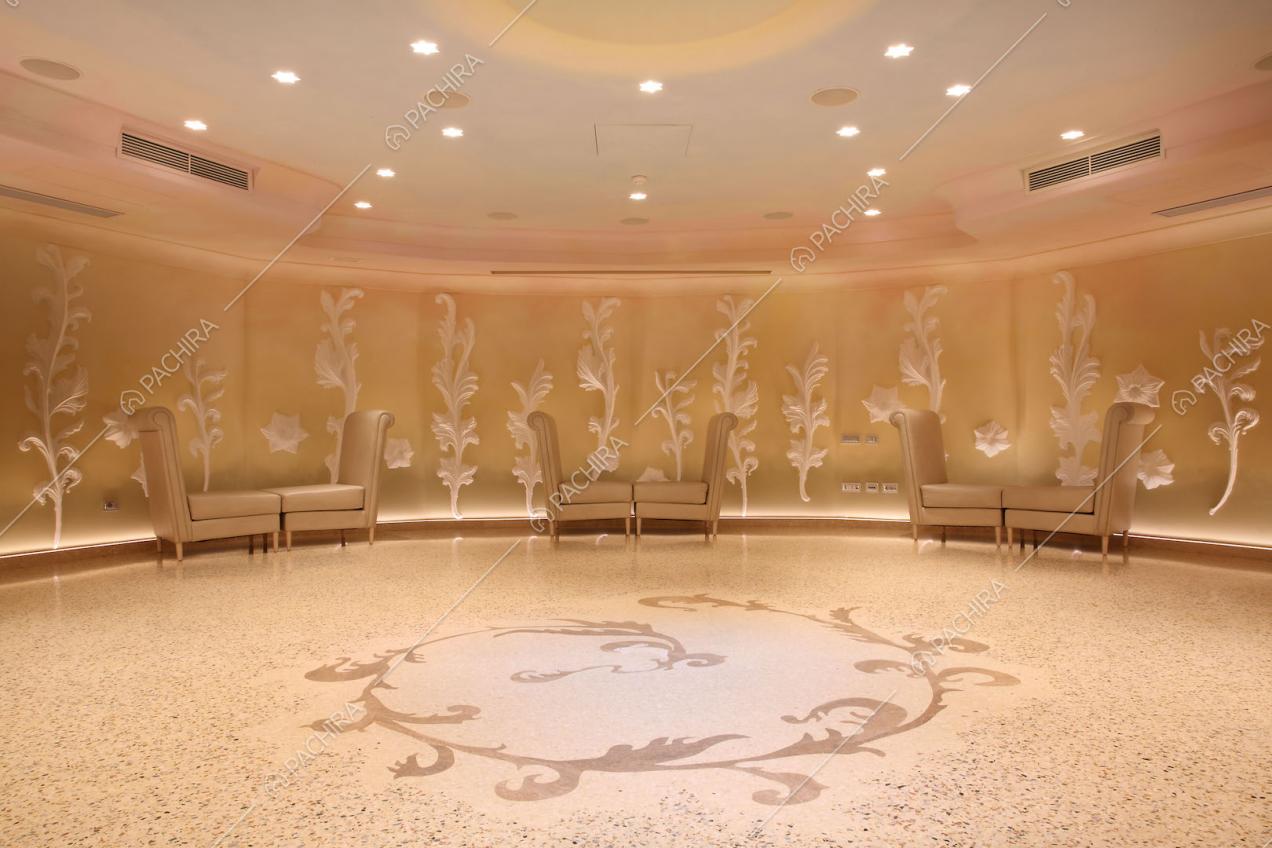 Sala con pavimento in marmo e poltrone