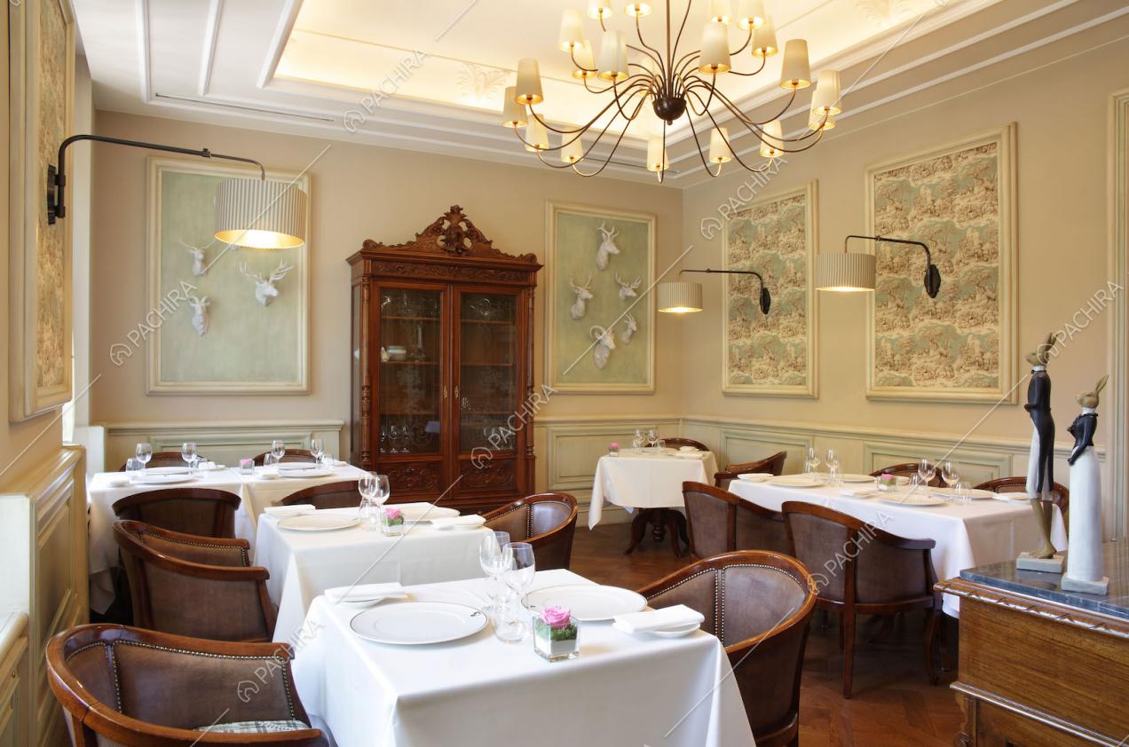 Sala da pranzo con boiserie sul soffitto e lampadario