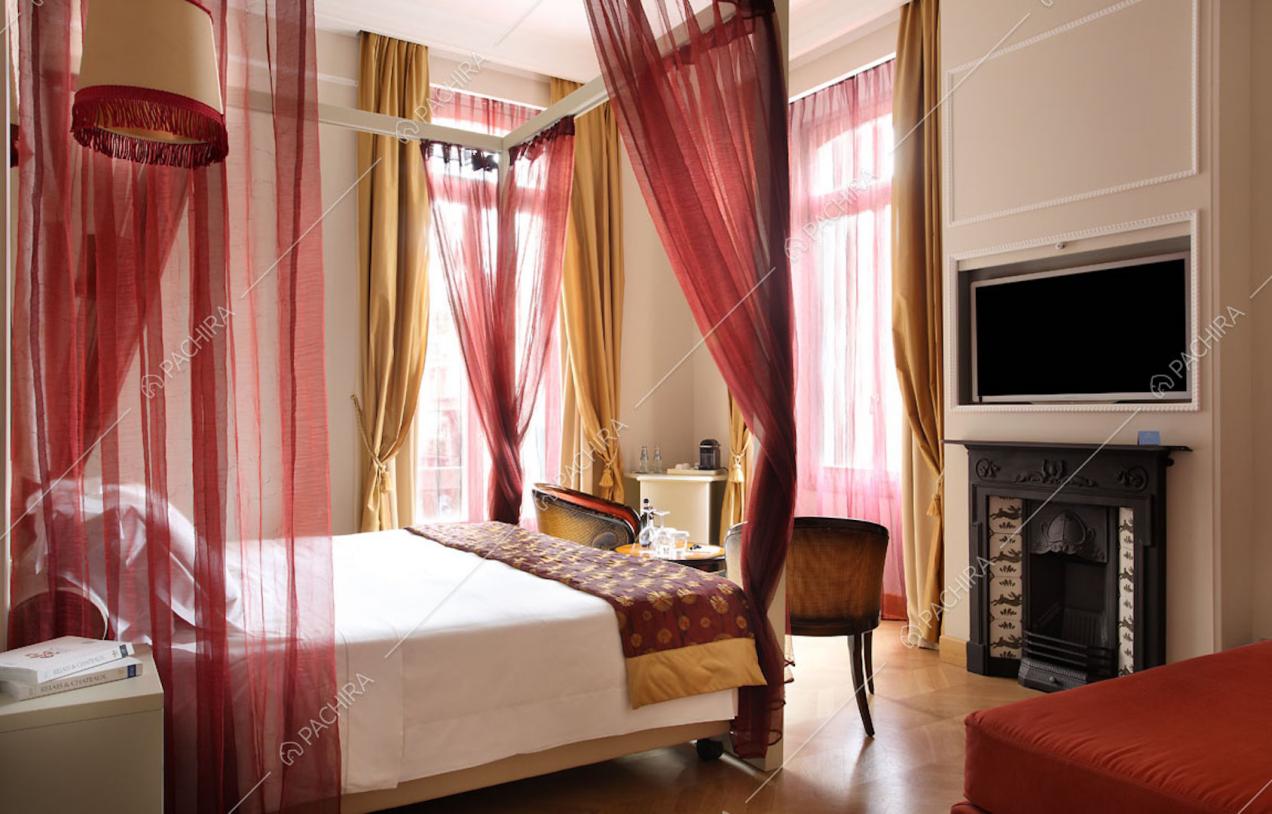 Camera da letto con televisore e camino