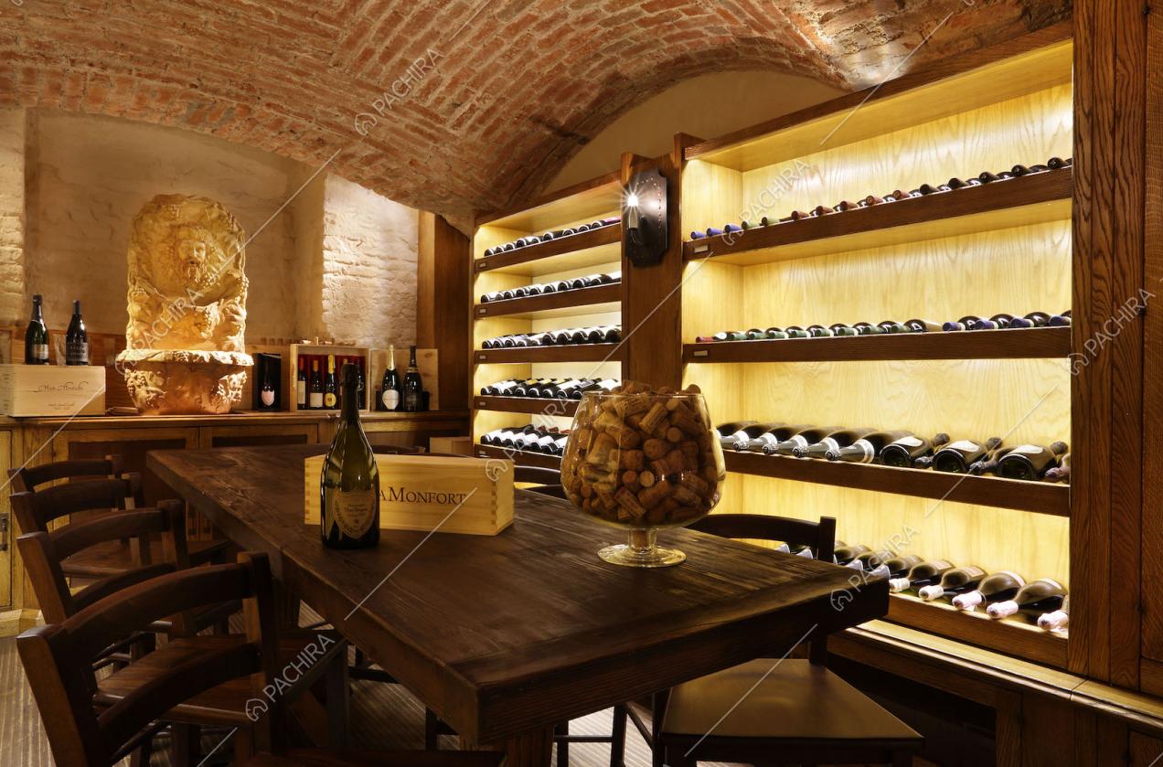 Cantina con tavolo in legno e mattoni a vista