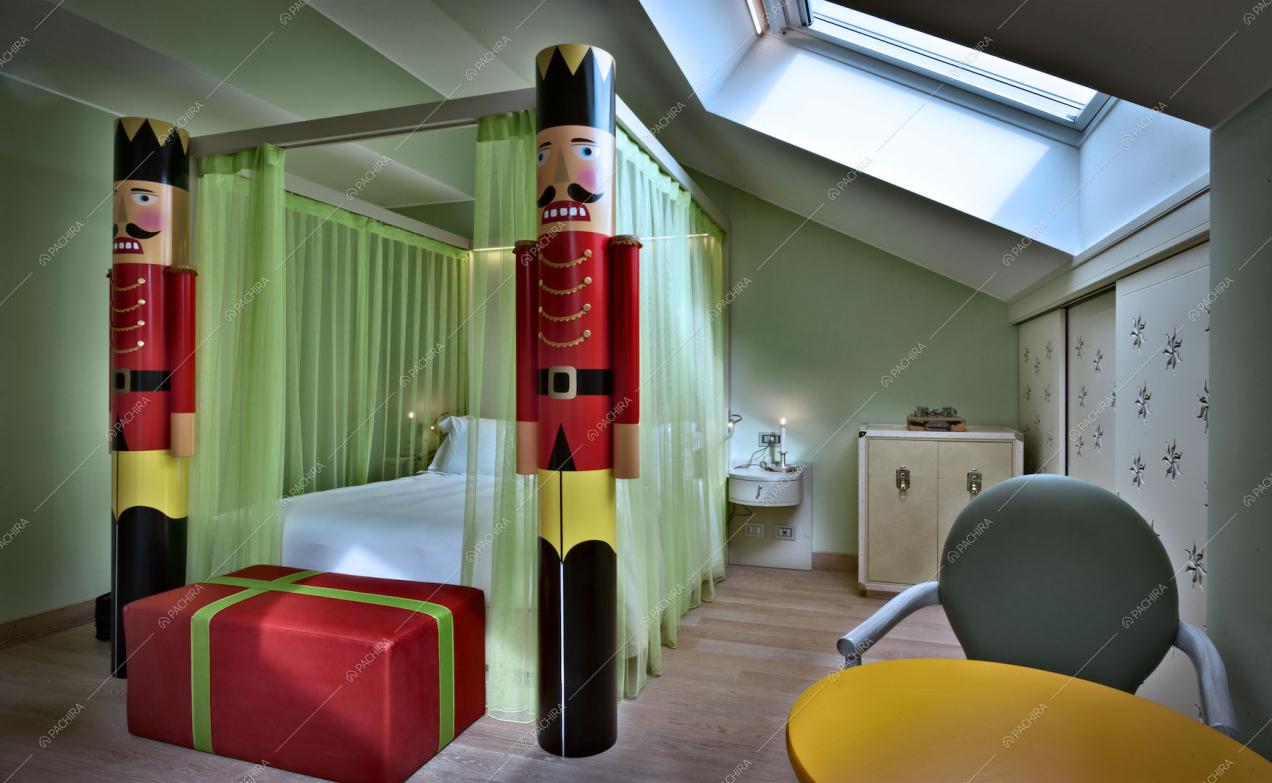 Camera da letto con colonnine a schiaccianoci