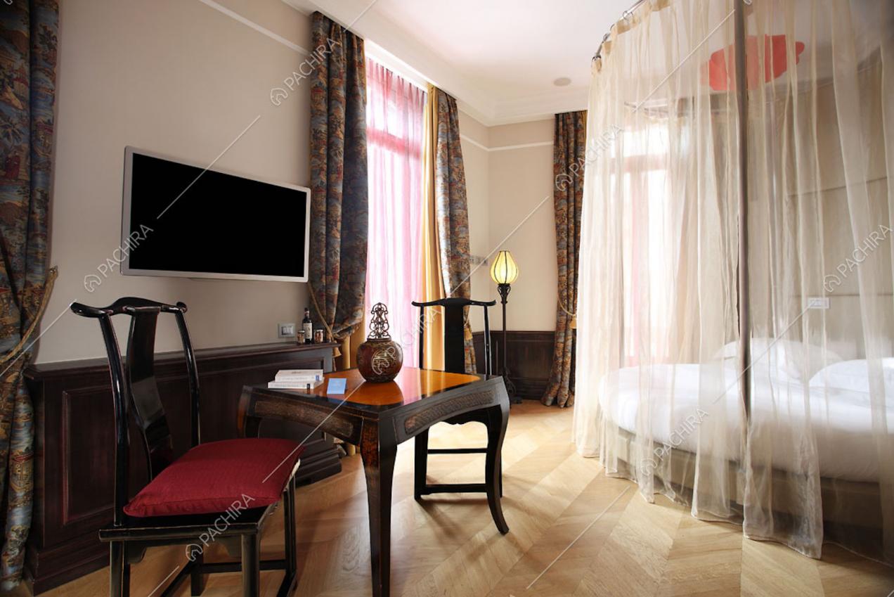 Camera da letto con scrivania e parquet