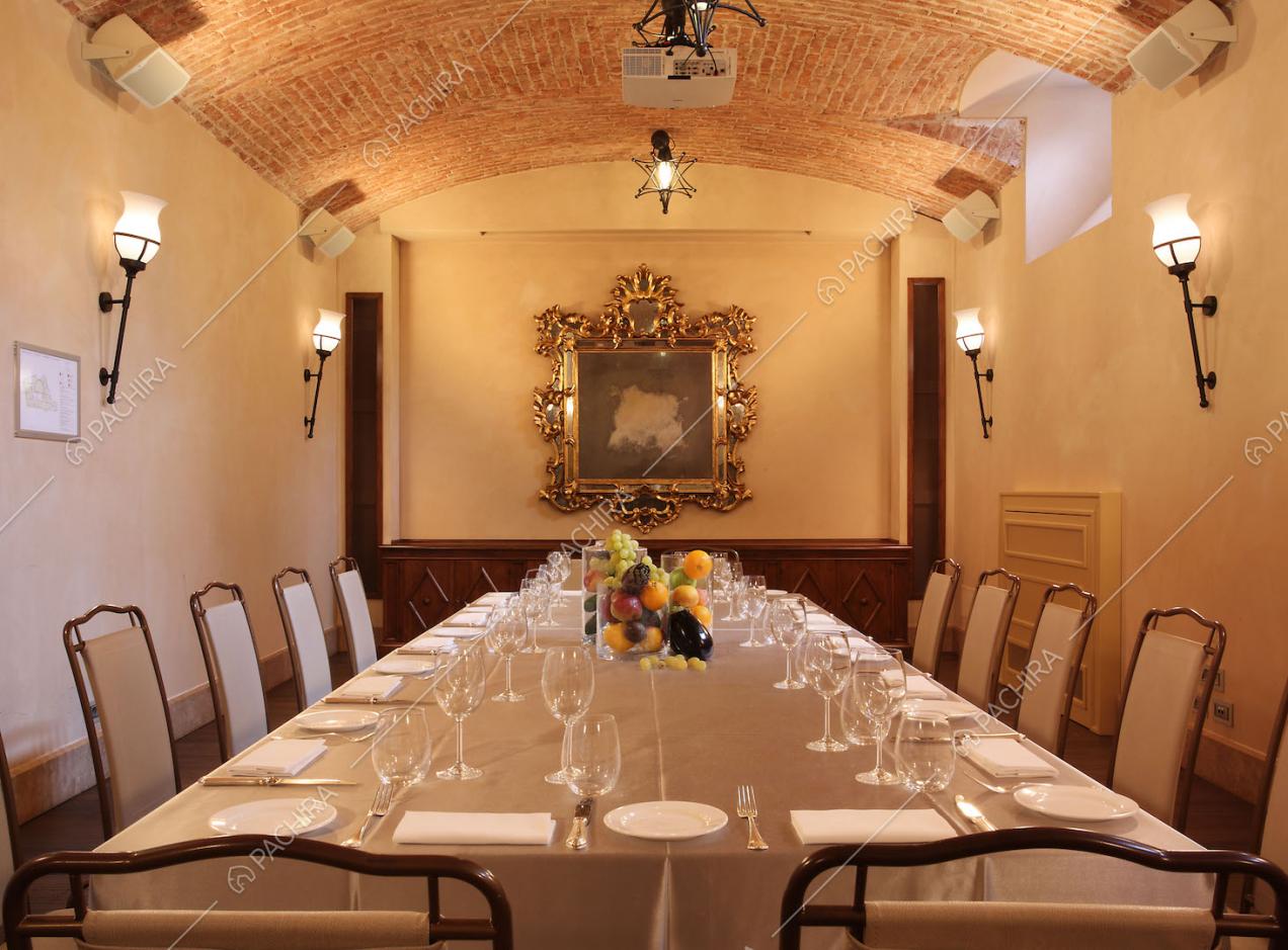 Tavolo da pranzo e soffitto in mattoni a vista a volta