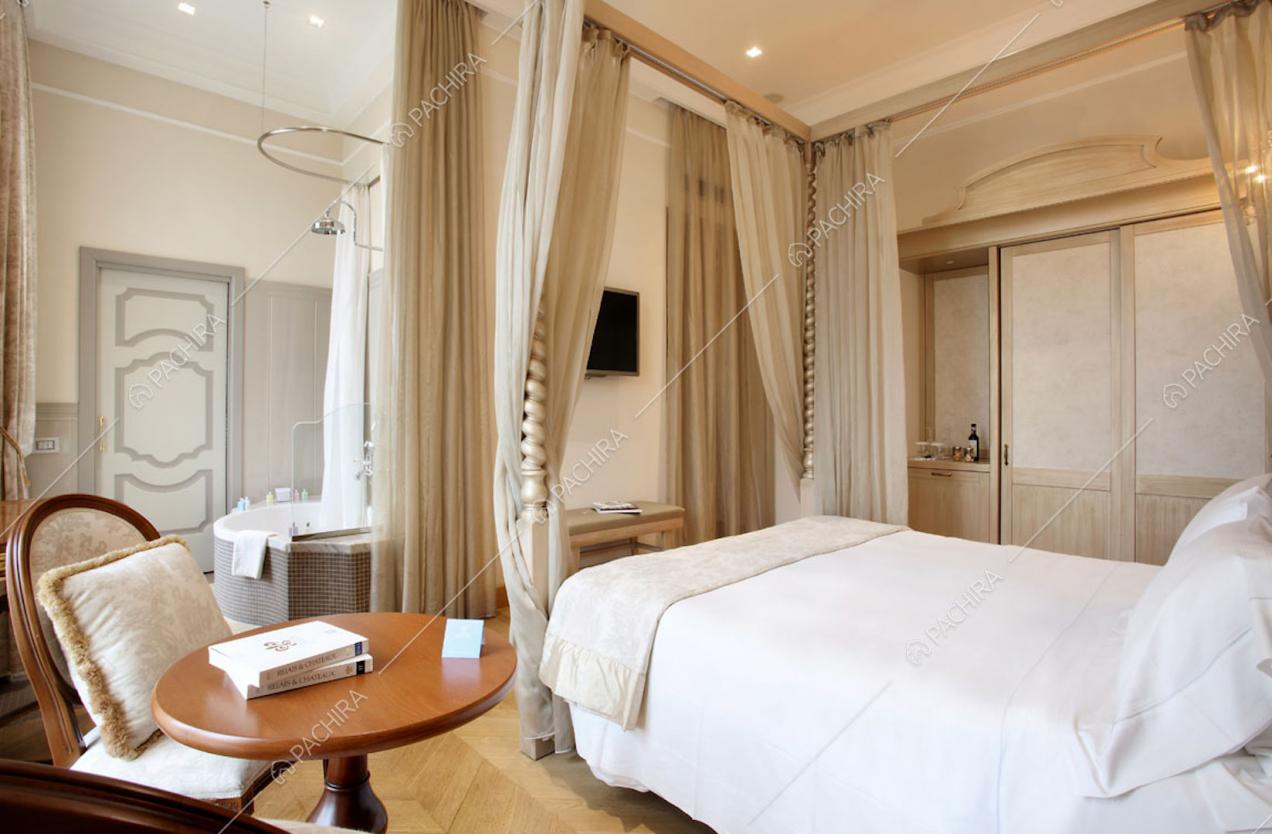 Camera con letto a baldacchino