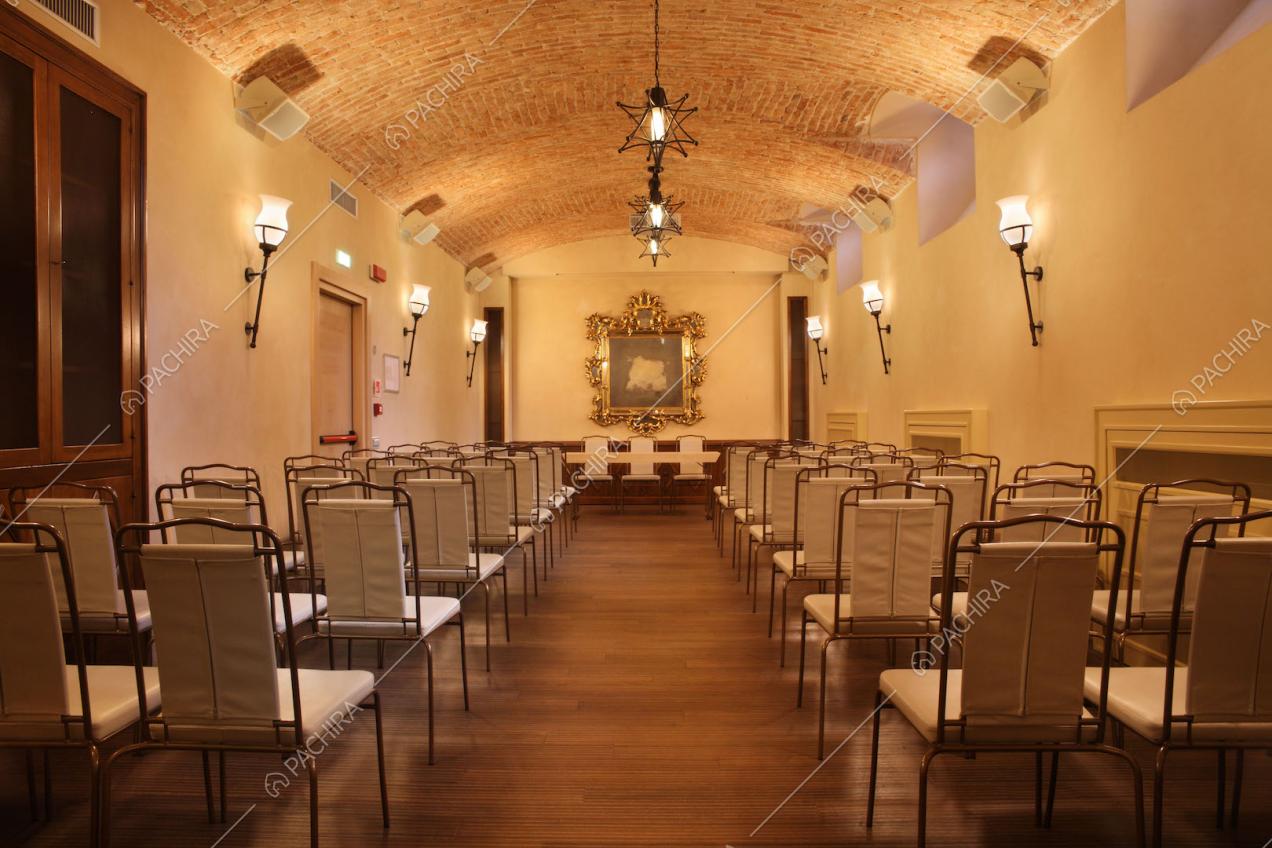 Sala conferenze con soffitto a volta in mattoni a vista