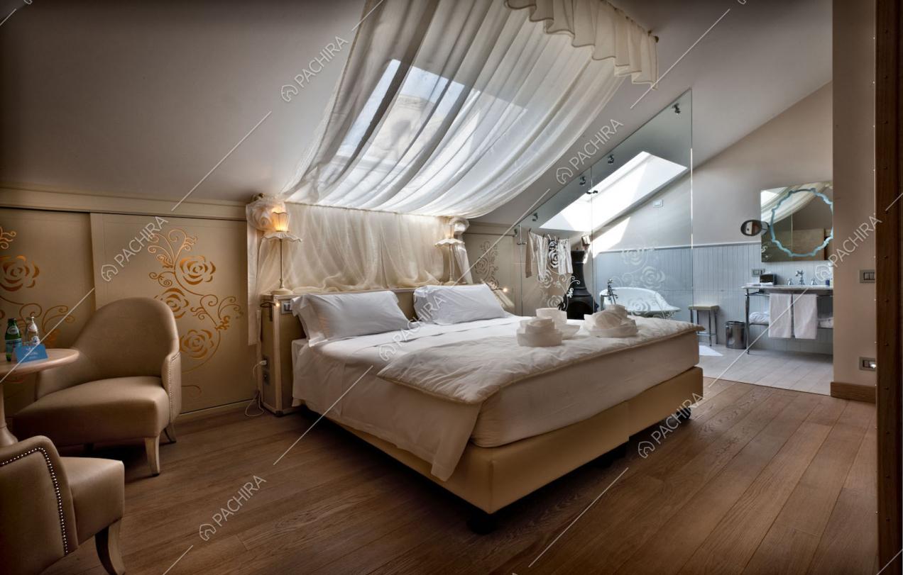 Camera da letto matrimoniale con lucernario e bagno privato a vista