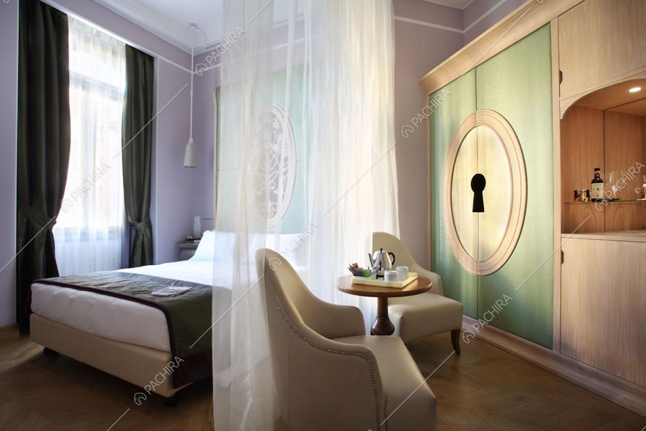 Camera da letto con armadio con immagine di una serratura 