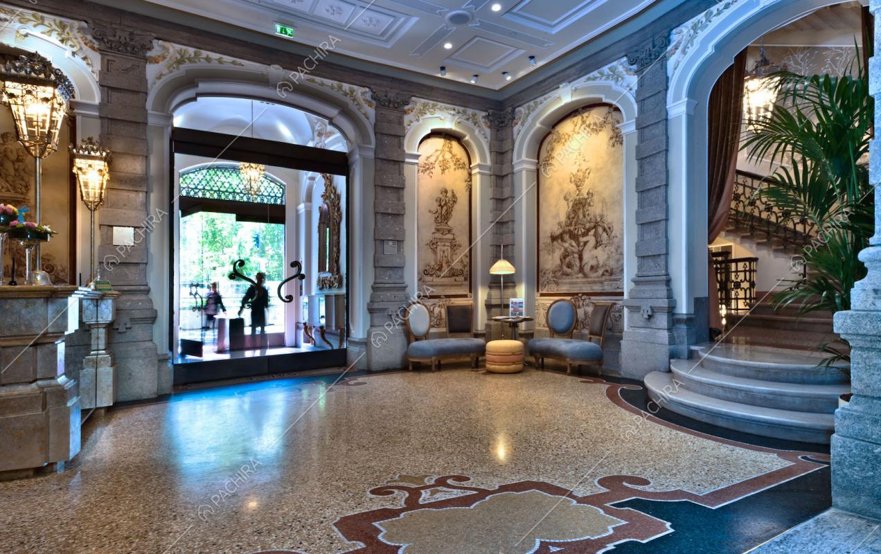 Atrio dell'albergo con pavimento in marmo