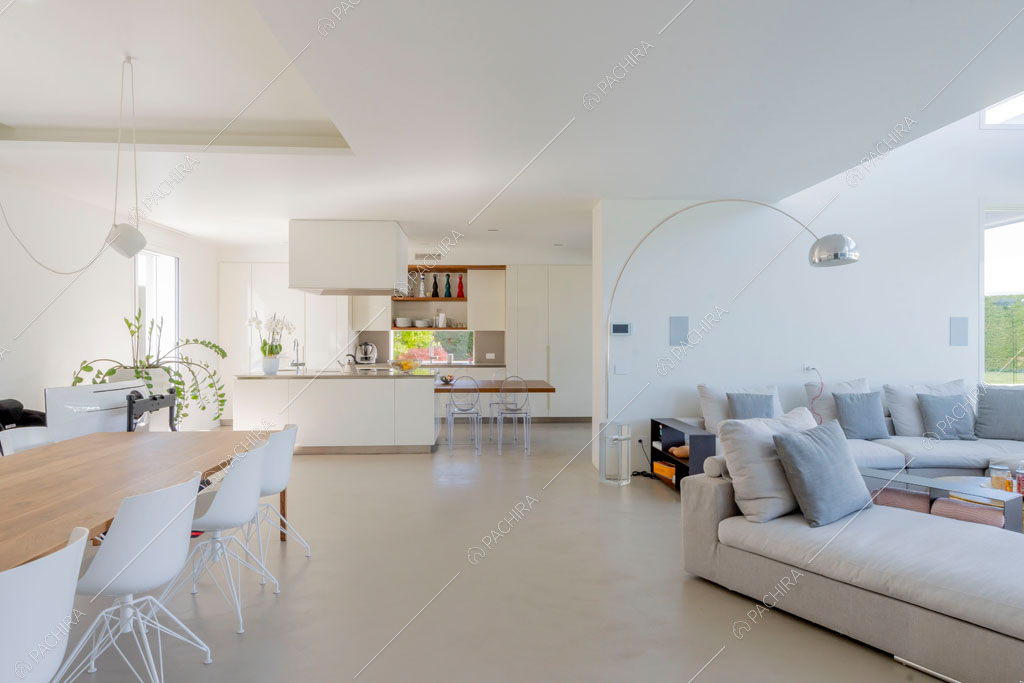 Zona living della villa Columbia, location in stile moderno a Como