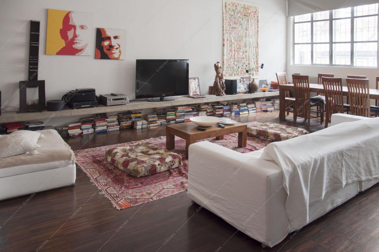 Soggiorno con pavimento in parquet, tavolo da pranzo in legno