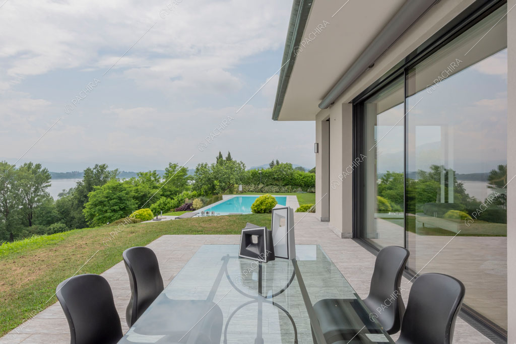 Vista sulla piscina della villa Ladoga, location in stile contemporaneo a Varese
