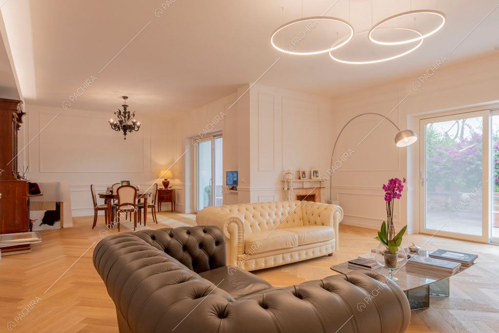Pareti bianche e vetrate nel salotto della villa Murray, location in stile contemporaneo a Roma