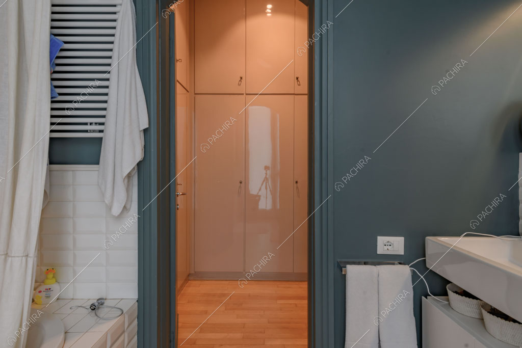 Bagno con vasca della villa Kharan, location in stile contemporaneo a Milano