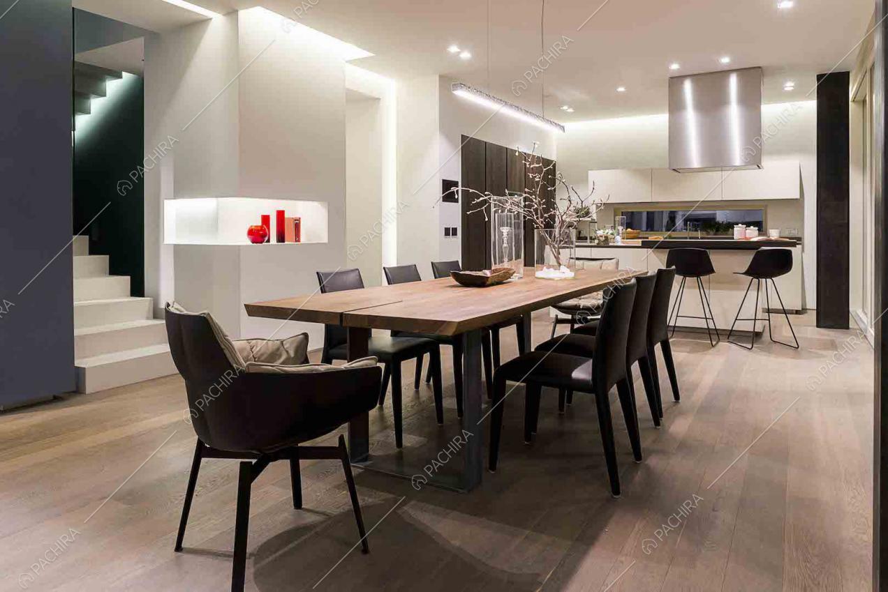 Sala da pranzo con cucina a vista e scorcio sulle scale