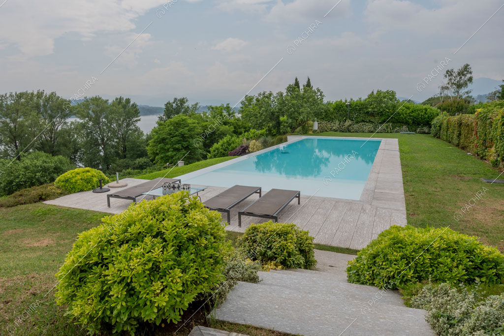 Giardino con piscina della villa Ladoga, location in stile contemporaneo a Varese