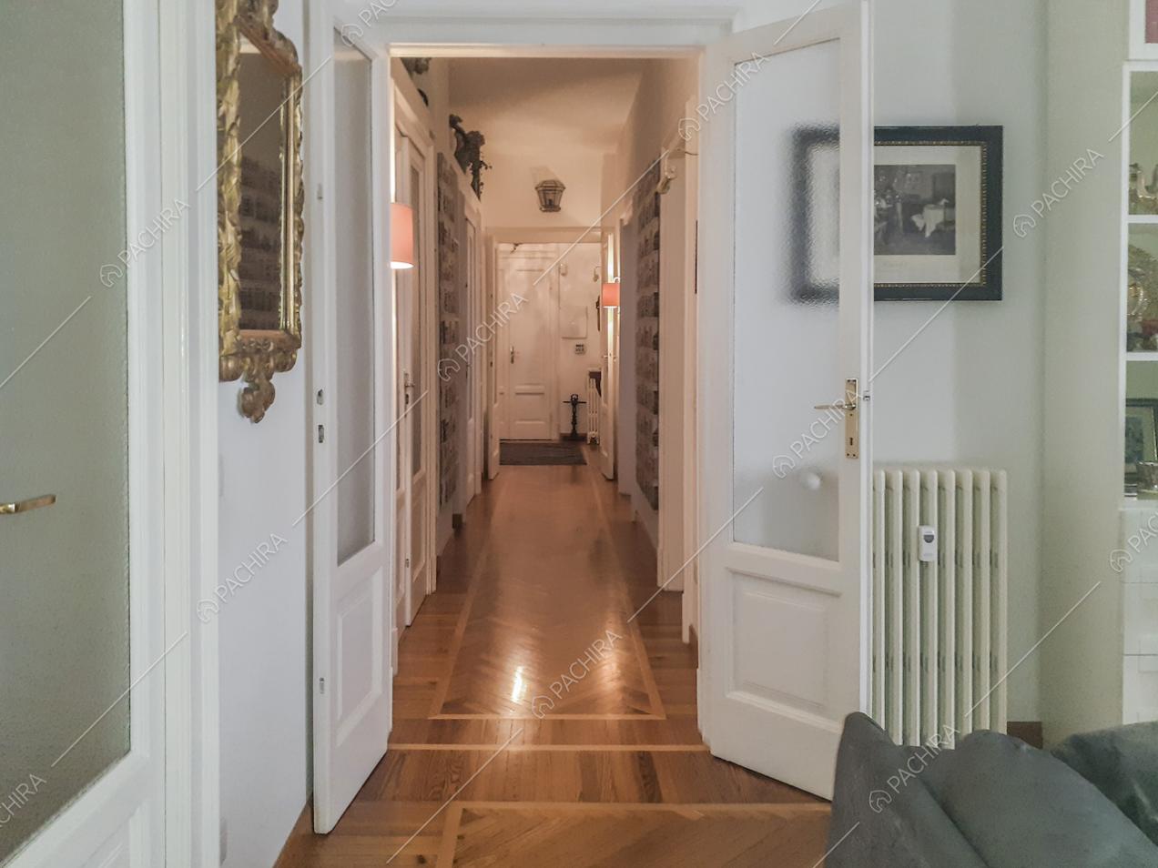 Porte d'epoca con vetri e pavimento in parquet