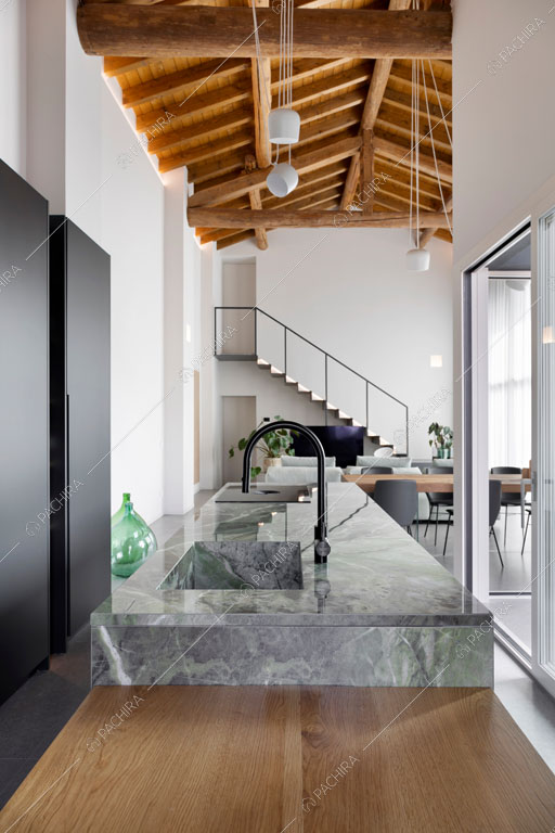 Cucina della villa Makalu, location in stile contemporaneo a Brescia