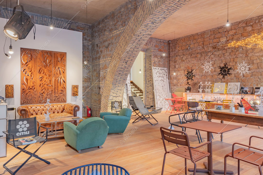 Tavoli e sedie nella sala dell'espositivo Couve, location in stile contemporaneo a Roma