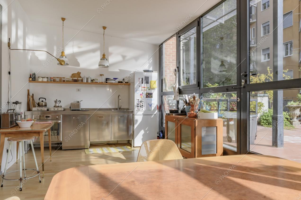 La luminosa cucina a vista con vetrata