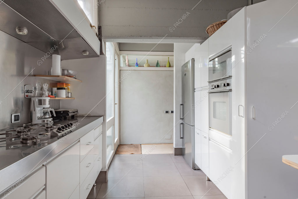 Cucina a parete della villa China, location in stile contemporaneo a Roma