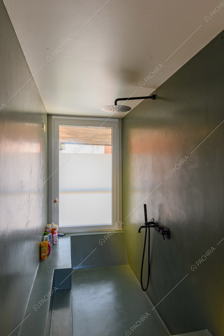 Bagno con vasca unita a doccia