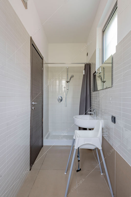 Bagno della villa Darling, location in stile contemporaneo a Monza