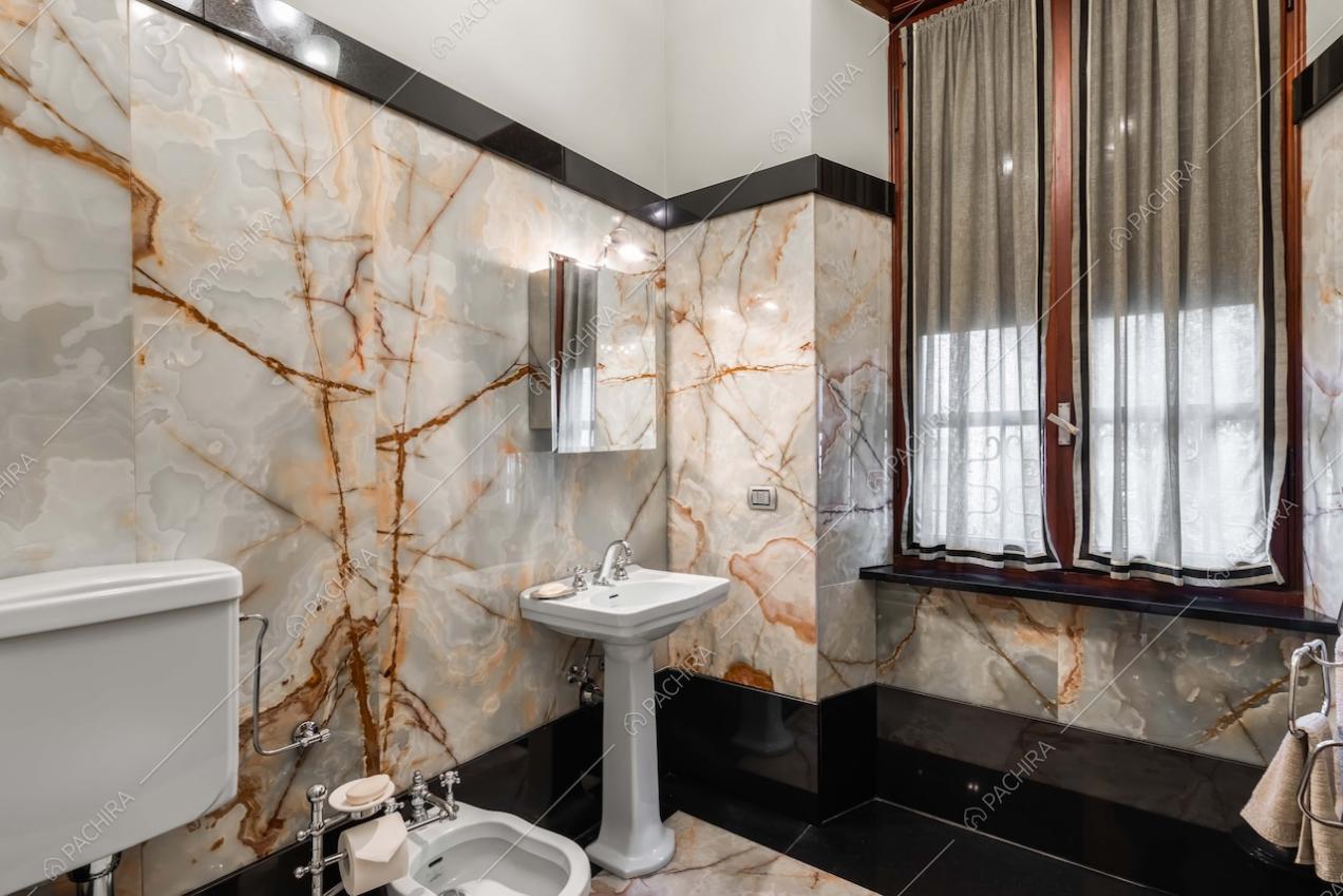 Bagno della villa Adamite, location in stile classico a Savona