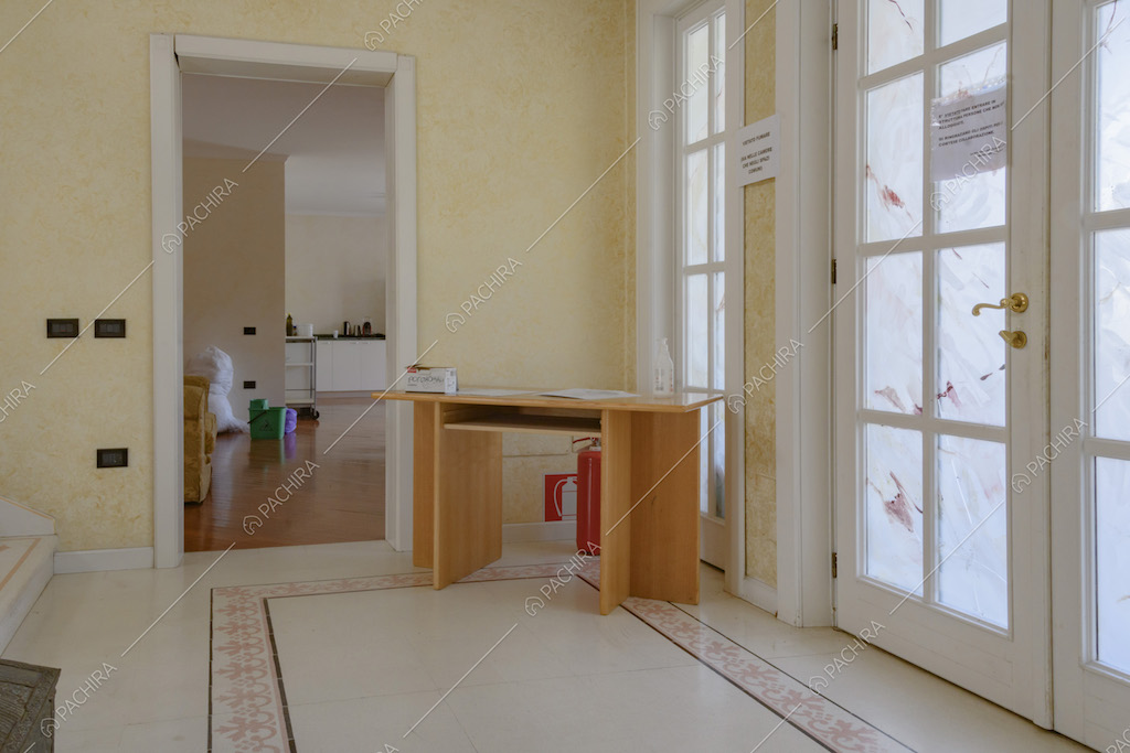 Pianerottolo con porte a vetri e muri color pastello