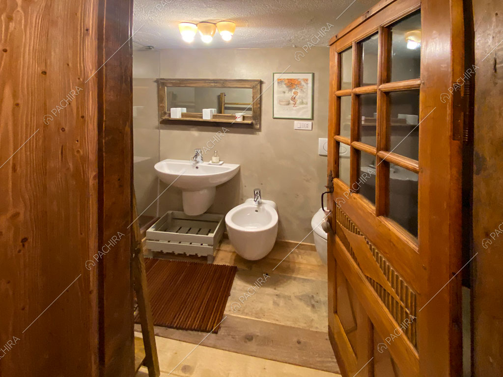 Bagno con pareti grigie dello chalet Thar, location in stile rustico ad Aosta