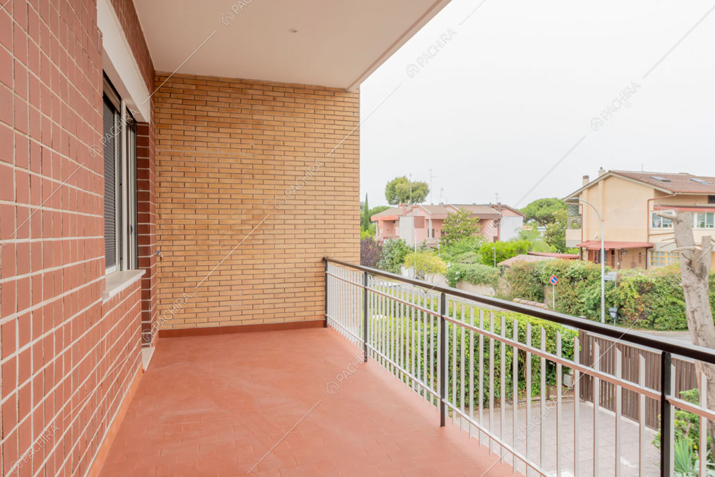 Terrazza con pareti dai mattoncini a vista della villa Murray, location in stile contemporaneo a Roma