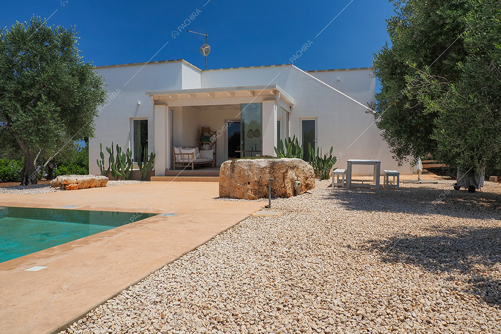 Cortile della villa Iolite, location in stile minimal a Brindisi